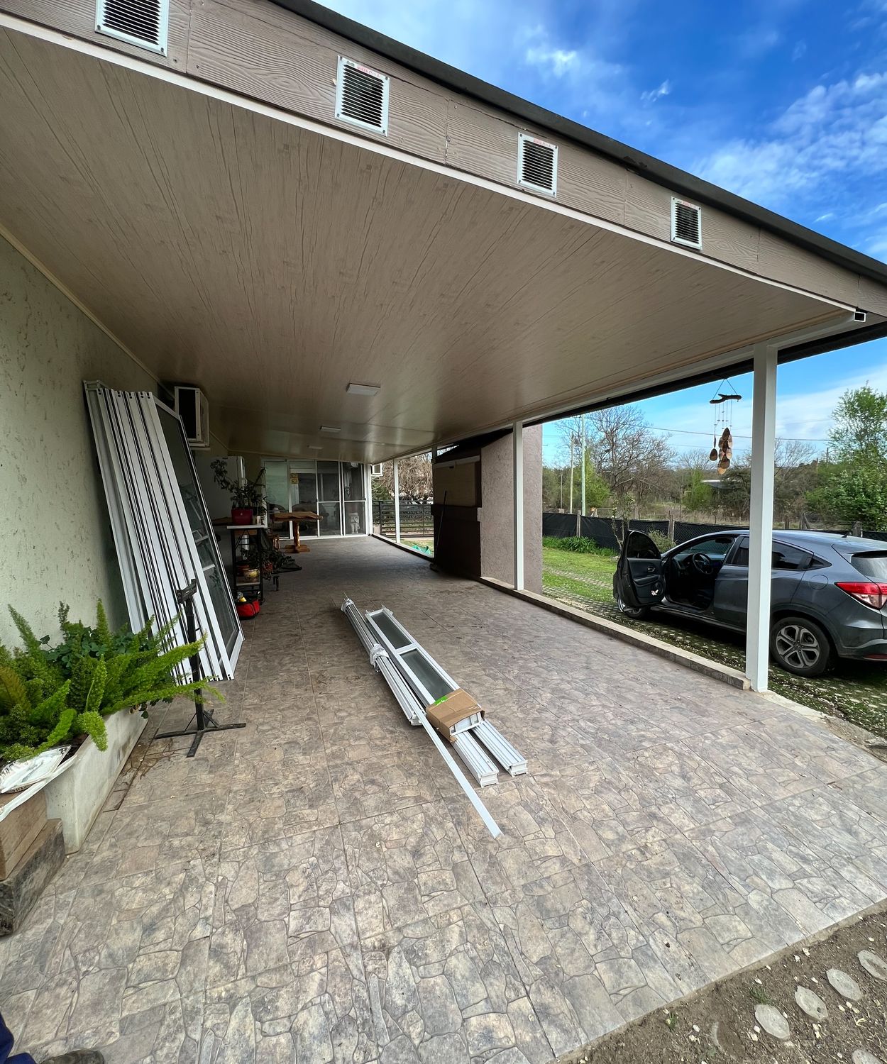 Galería con cerramiento de aluminio