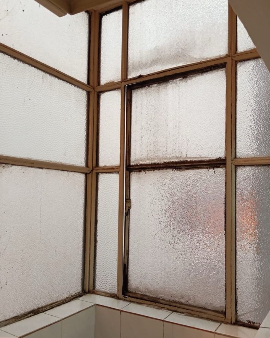 Antes: ventana de hierro deteriorada con vidrio esmerilado