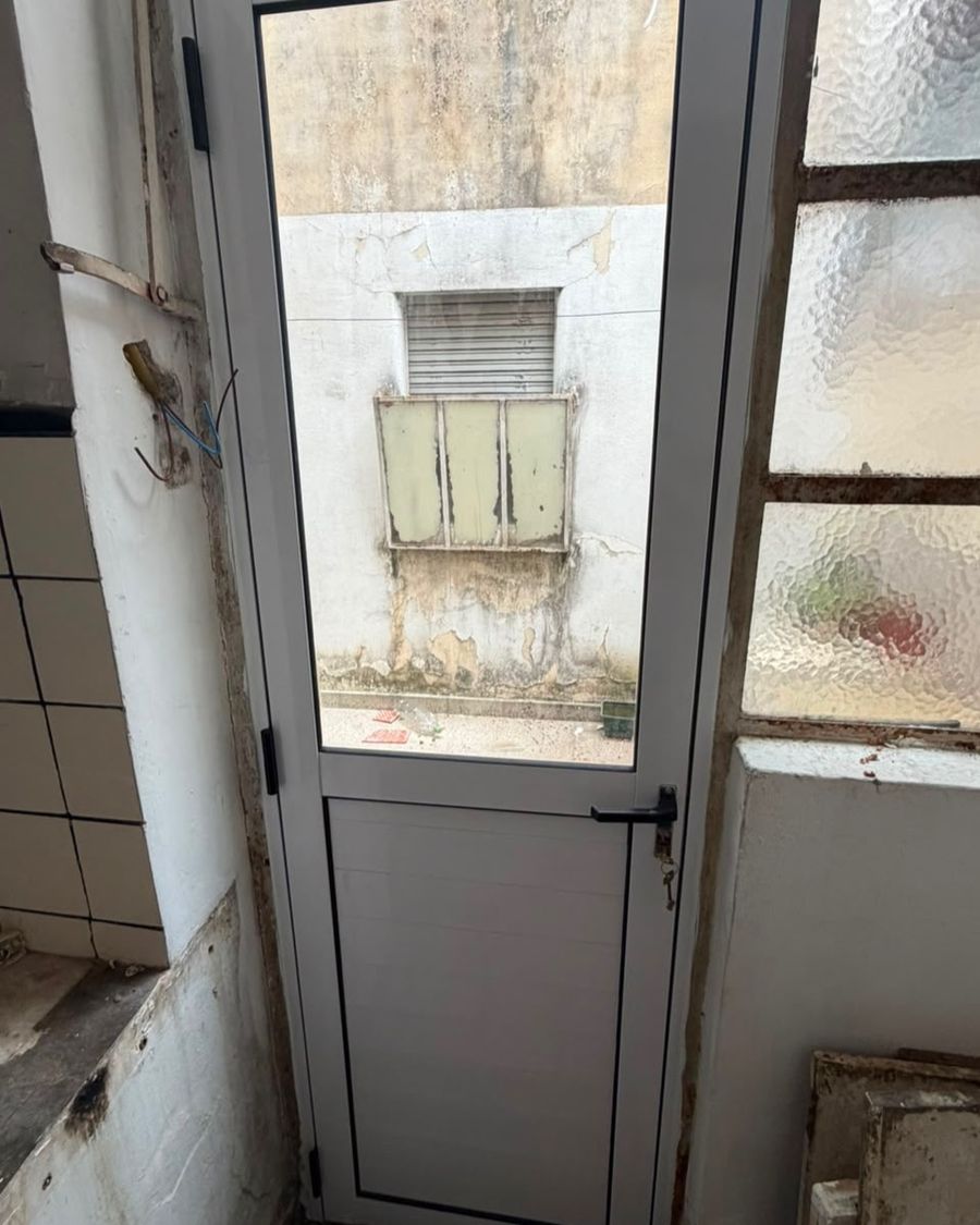 Puerta de aluminio blanca con vidrio