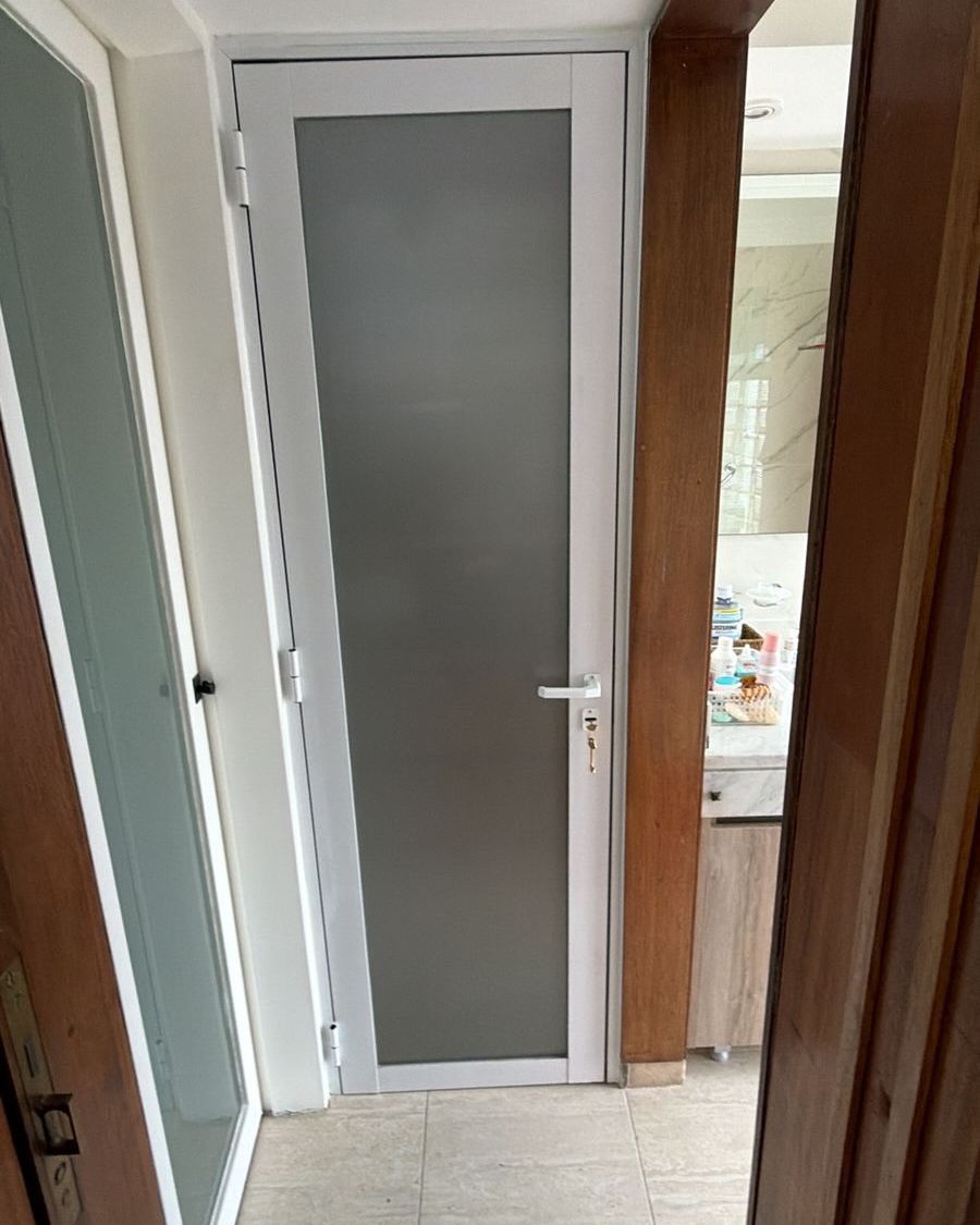 Puerta de aluminio a medida que cubre el placard
